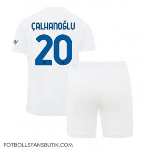 Inter Milan Hakan Calhanoglu #20 Replika Bortatröja Barn 2023-24 Kortärmad (+ Korta byxor)